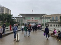 中越国境・東興通関地の橋を渡る人たち（2024年1月11日撮影）。(c)Xinhua News