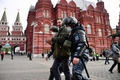 ロシア・モスクワ中心部で、拘束されるウクライナ侵攻に抗議するデモの参加者（2022年3月13日撮影）。(c)AFP