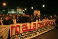 2008年1月日、イタリア・ナポリ（Naples）近郊のPianuraで、路上に放置された未回収ごみ問題に抗議する市民ら。(c)AFP/FRANCESCO PISCHETOLA