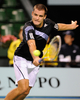 テニス、楽天オープン（%%Rakuten Japan Open Tennis Championships 2009%%）男子シングルス準決勝。ロシアのミハイル・ユーズニー（%%Mikhail Youzhny%%）は、大会第8シードのレイトン・ヒューイット（%%Lleyton Hewitt%%、オーストラリア）と対戦。ユーズニーは6-2、5-7、7-5で勝利し、決勝に進出した。写真はリターンショットを放つミハイル・ユーズニー。（2009年10月10日撮影）(c)AFP/Toru YAMANAKA