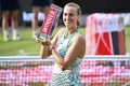女子テニス、ベット1オープン、シングルス決勝。トロフィーを手にポーズをとるペトラ・クビトバ（2023年6月25日撮影）。(c)Tobias SCHWARZ / AFP