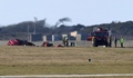 航空機が墜落した現場に駆け付けた救急隊員ら。ウェールズ・アングルシー島にあるバレー空軍基地で（2018年3月20日撮影）。(c) AFP PHOTO / Paul ELLIS