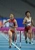第17回アジア競技大会（17th Asian Games、Asiad）陸上女子100メートルハードル決勝。優勝した呉水嬌（Wu Shujiao、左）と3着の木村文子（Ayako Kimura、2014年10月1日撮影）。(c)AFP/MANAN VATSYAYANA