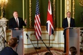 英ロンドンでドミニク・ラーブ英外相（右）と共同会見するマイク・ポンペオ米国務長官（2020年7月21日撮影）。(c)Peter Summers / POOL / AFP