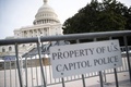 フェンスに囲まれた米首都ワシントンの連邦議会議事堂（2022年1月6日撮影）。(c)SAUL LOEB / AFP