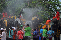 タイでは旧暦の元旦にあたる13日を前後し、旧正月の水かけ祭り「ソンクラーン（Songkran）」が行われている。写真はアユタヤ（Ayutthaya）県で11日に行われたソンクラーンで、外国人観光客に水をかけるゾウ（2011年4月11日撮影）。(c)AFP/PORNCHAI KITTIWONGSAKUL