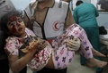 パレスチナ自治区ガザ地区（Gaza Strip）南部のハンユニス（Khan Yunis）で、自宅周辺がイスラエル軍の攻撃を受け、負傷した少女（2014年7月23日撮影）。(c)AFP/SAID KHATIB