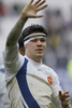 試合後に観衆の声援に応えるフランスの%%Anthony Floch%%。(c)AFP/BERTRAND GUAY