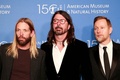 米ロックバンド「フー・ファイターズ」のメンバー。（左から）ドラマーのテイラー・ホーキンスさん、ボーカルのデイブ・グロールさん、ベースのネイト・メンデルさん。ニューヨーク、アメリカ自然史博物館でのイベントで（2021年11月18日撮影）。(c)KENA BETANCUR / AFP
