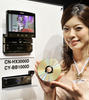 都内でパナソニック（Panasonic）が公開した、ブルーレイディスク（BD）プレーヤーと7V型ワイドXGA（1280×720ドット）ディスプレーを搭載したカーナビ「ストラーダ（Strada）」の新製品（2009年4月22日撮影）。(c)AFP/Yoshikazu TSUNO