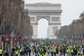 仏パリの凱旋門に続くシャンゼリゼ通りで、「ジレ・ジョーヌ（黄色いベスト）」運動のデモに参加した人々（2018年12月15日撮影）。(c)Zakaria ABDELKAFI / AFP