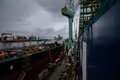 世界最大級のコンテナ船「HMM サンクトペテルブルク」の側面。韓国南端の巨済島にあるサムスン重工業と大宇造船海洋（DSME）の造船所で（2020年8月11日撮影）。(c)AFP