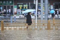 中国・河南省鄭州市で、冠水した道路（2021年7月20日撮影）。(c)STR / AFP