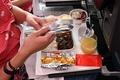 シンガポールのシンガポール（チャンギ）国際空港に駐機された、シンガポール航空の旅客機内に期間限定で開かれたレストランで、用意された食事（2020年10月24日撮影）。(c)ROSLAN RAHMAN / AFP