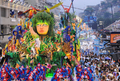 ブラジル・リオデジャネイロ（Rio de Janeiro）のカーニバルで9日、名門サンバチーム「ベイジャ・フロル（Beija-Flor）」の優勝が発表された。

ベイジャ・フロルの優勝はこれで13回目。雨にもかかわらず7万人の観衆が熱狂した8日のパレードでは10以上の参加チームのトリを務めた。

4000人のダンサーが参加したベイジャ・フロルのパレードに費やされた費用は、なんと約400万ドル（約3億3000万円）。カーニバルは8日夜に終了したが、同チームの優勝パーティーは10日まで続きそうだ（2011年3月8日撮影）。(c)AFP/VANDERLEI ALMEIDA