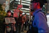 「沖縄に米軍基地はいらない」米国大使館前で100人抗議、米兵逮捕の強盗殺人事件受け