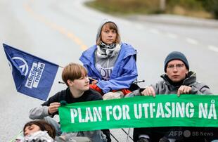 グレタさんら、ノルウェー製油所を封鎖 石油廃止を要求