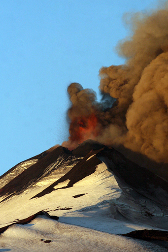 チリ南部で火山噴火、150人が避難