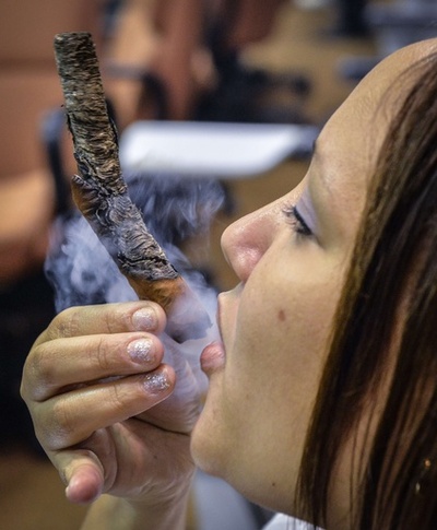 「最長の灰」競って皆でスパスパ、キューバ葉巻の祭典