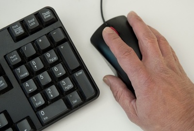 英、ネットポルノ閲覧めぐる年齢認証施行へ 世界初