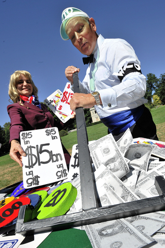 WTO事務局長はギャンブラー? 国際NGOが仮装で抗議