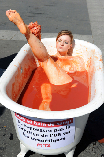 「トマトソースは動物の血」、バスタブから動物実験に抗議