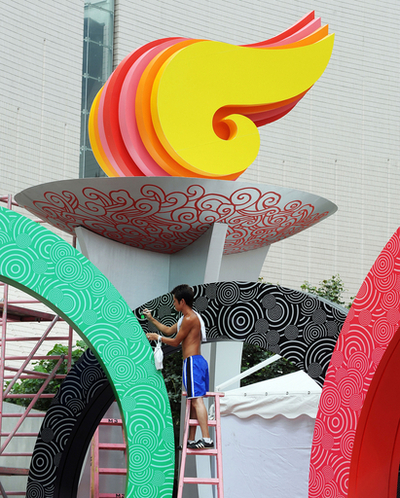 北京五輪のオブジェ、最後の仕上げ