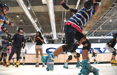 ソニービル跡地でローラースケート、ピンときたら「ウォークマン」通？ 銀座にオープン