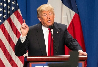 トランプ氏、元KKK指導者の支持めぐり集中砲火