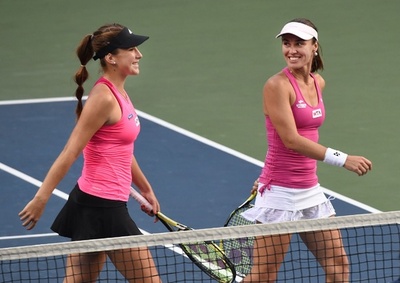 ヒンギスとベンチッチの夢のペアが初戦突破、パンパシフィック・オープン