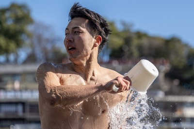 多摩川で水神祭 冷水かぶってみそぎ 川崎市