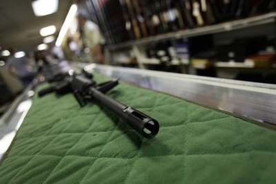 米10代少年が軍用型小銃で5人殺害、米ニューメキシコ