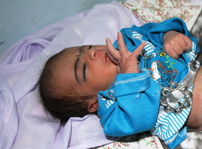 道路脇に爆発物、と思ったら赤ちゃんだった！アフガニスタン