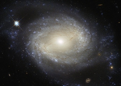 壮大な棒渦巻銀河「NGC 4639」、棒状構造はっきり