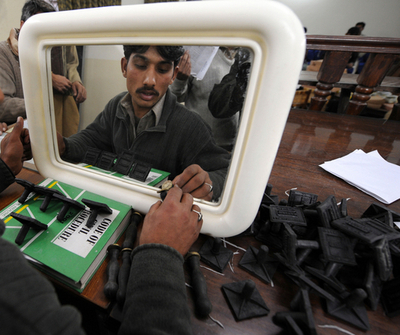 パキスタンで自爆テロ、下院選候補含む10人死亡