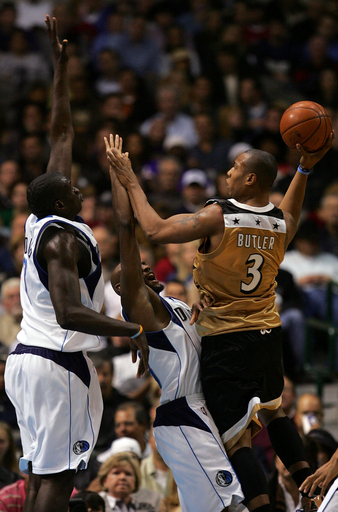 ウィザーズ マーベリックスを降し連敗を2で止める