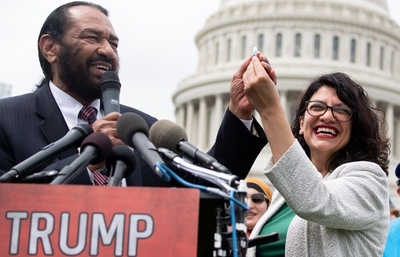 トランプ大統領の弾劾求める1000万人分の署名、米議会に提出