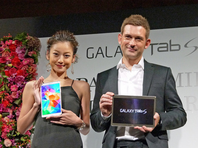 「サムスン」新タブレット発表会にN・バーグマンら出席