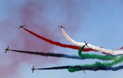 ドバイ航空ショー開幕、華麗なアクロバット飛行