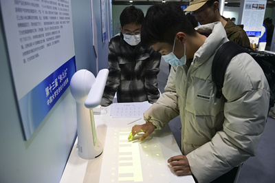 中国のスマート学習機、小学生の保護者の間で人気を博す