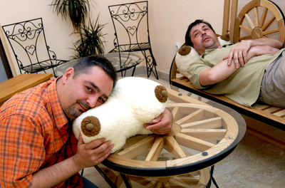 「Dカップ枕」の寝心地は？ クロアチアの家具メーカーが開発