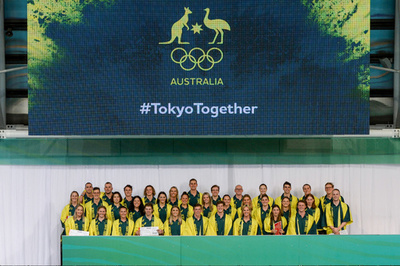 豪競泳コーチが謝罪、マスク引き剥がして狂喜乱舞