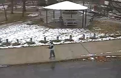 模造銃の黒人少年撃った米警官、現場到着直後に発砲 映像公開