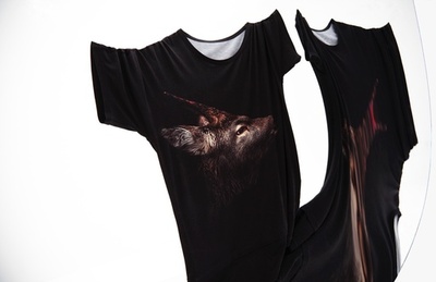 カットソーをキャンバスに、「グランド ワイ」写真家 井上浩輝とコラボ