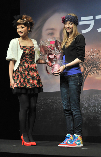 『ラブリーボーン』主演のS・ローナンが来日、元モー娘石川も応援に