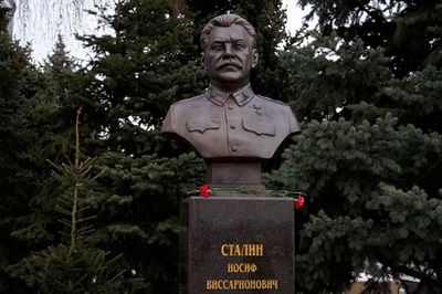 ロシア、スターリンの胸像公開 対独戦勝80年を前に