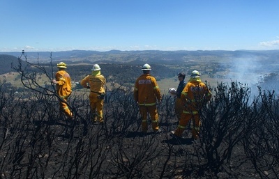 豪山火事、消火活動が難航 気象条件厳しく