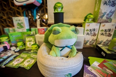 「かえる」が中国へ スマホゲーム「旅かえる」 関連グッズ発表