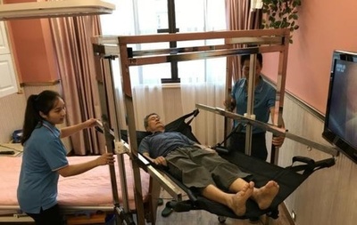 重慶の介護施設が「移動機」を自主設計