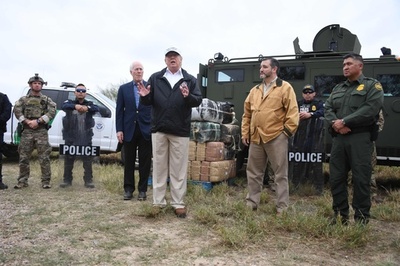 トランプ氏、メキシコとの国境を訪問 壁の必要性訴え